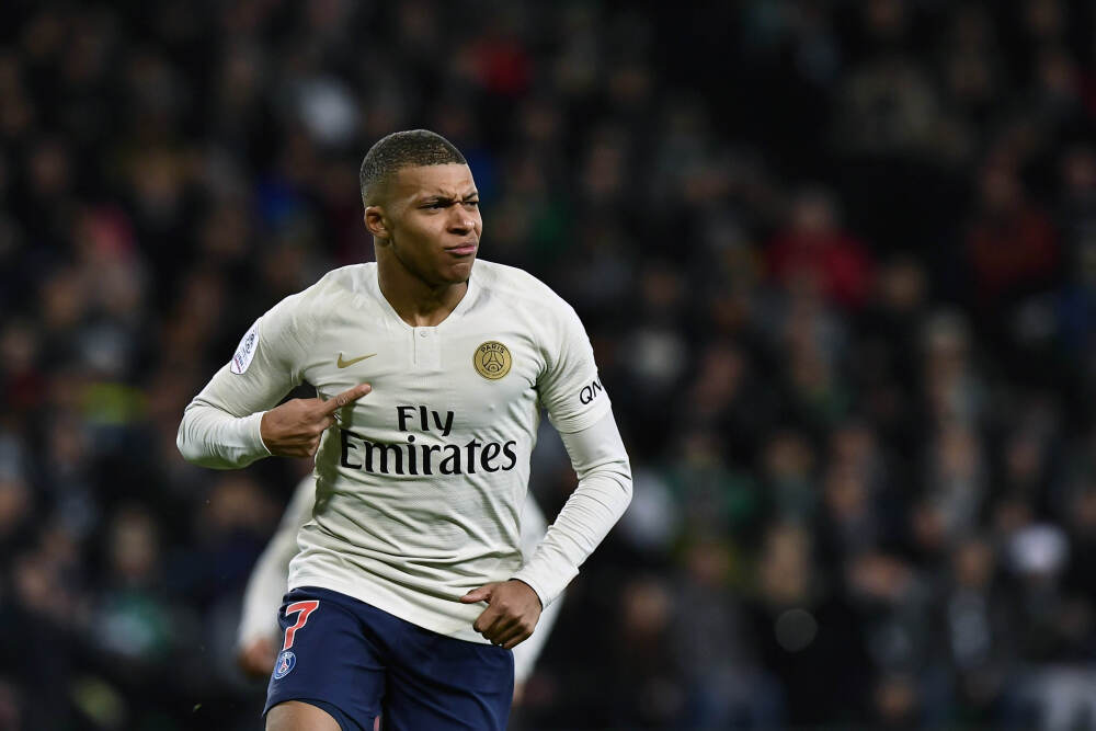 带领巴黎队史首夺欧冠！官方：恩里克当选环足奖年度最佳主帅